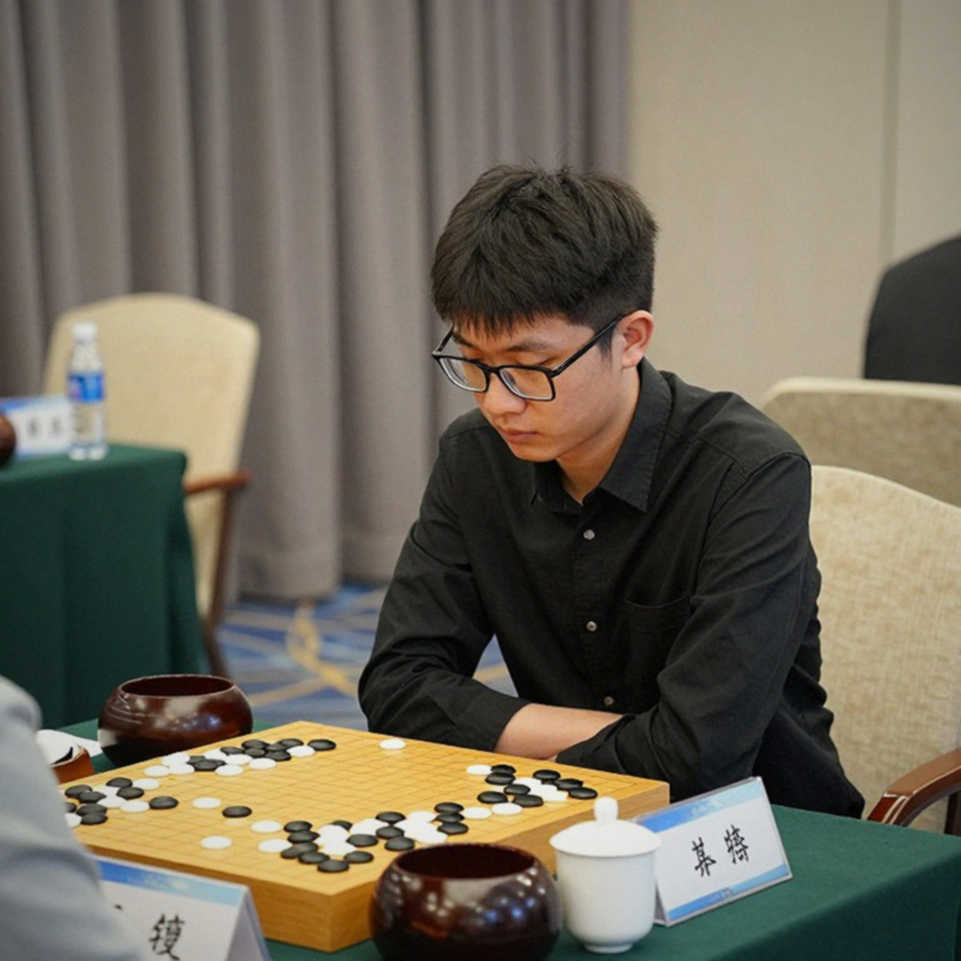 FIDE अध्यक्ष का ग़लत नाम और FRITZ 20 का विज्ञापन: एक शतरंज ख़बर की दस्तावेज़ी जाँच